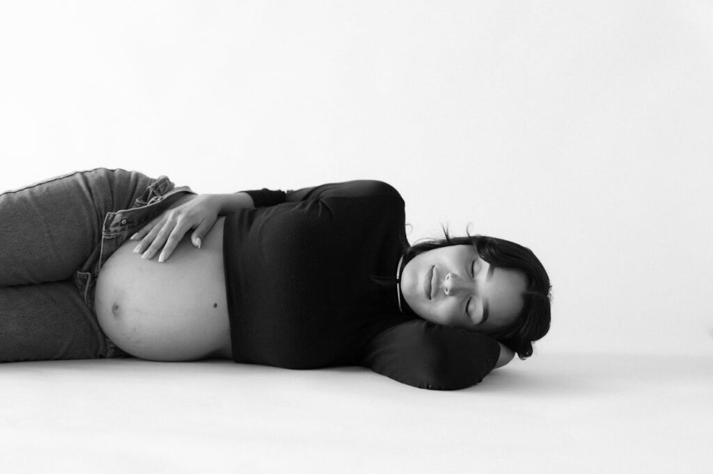 posisi tidur yang baik untuk ibu hamil trimester 1